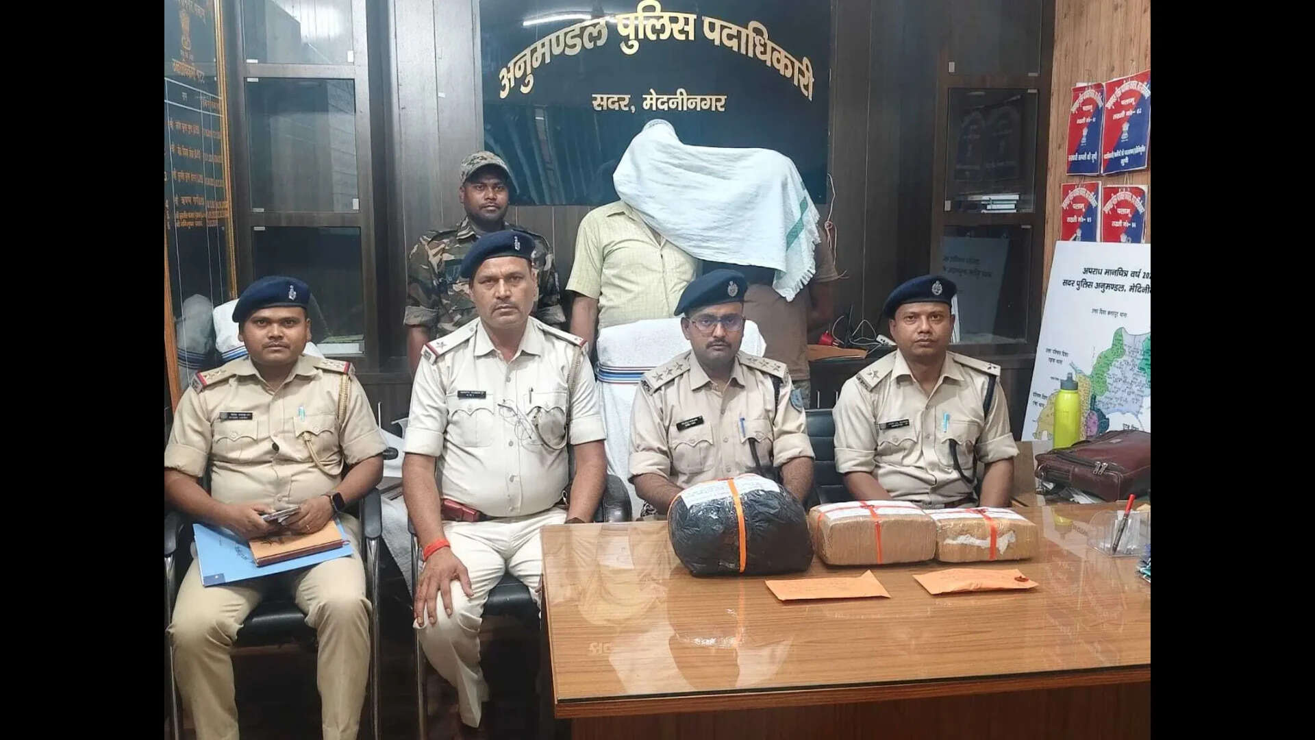 Two drug peddlers held in Palamu