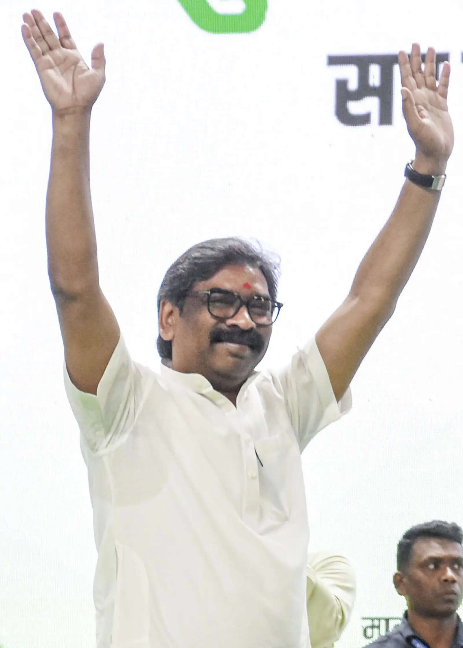 Find innovative ways to usher in devpt: Hemant to mukhiyas
