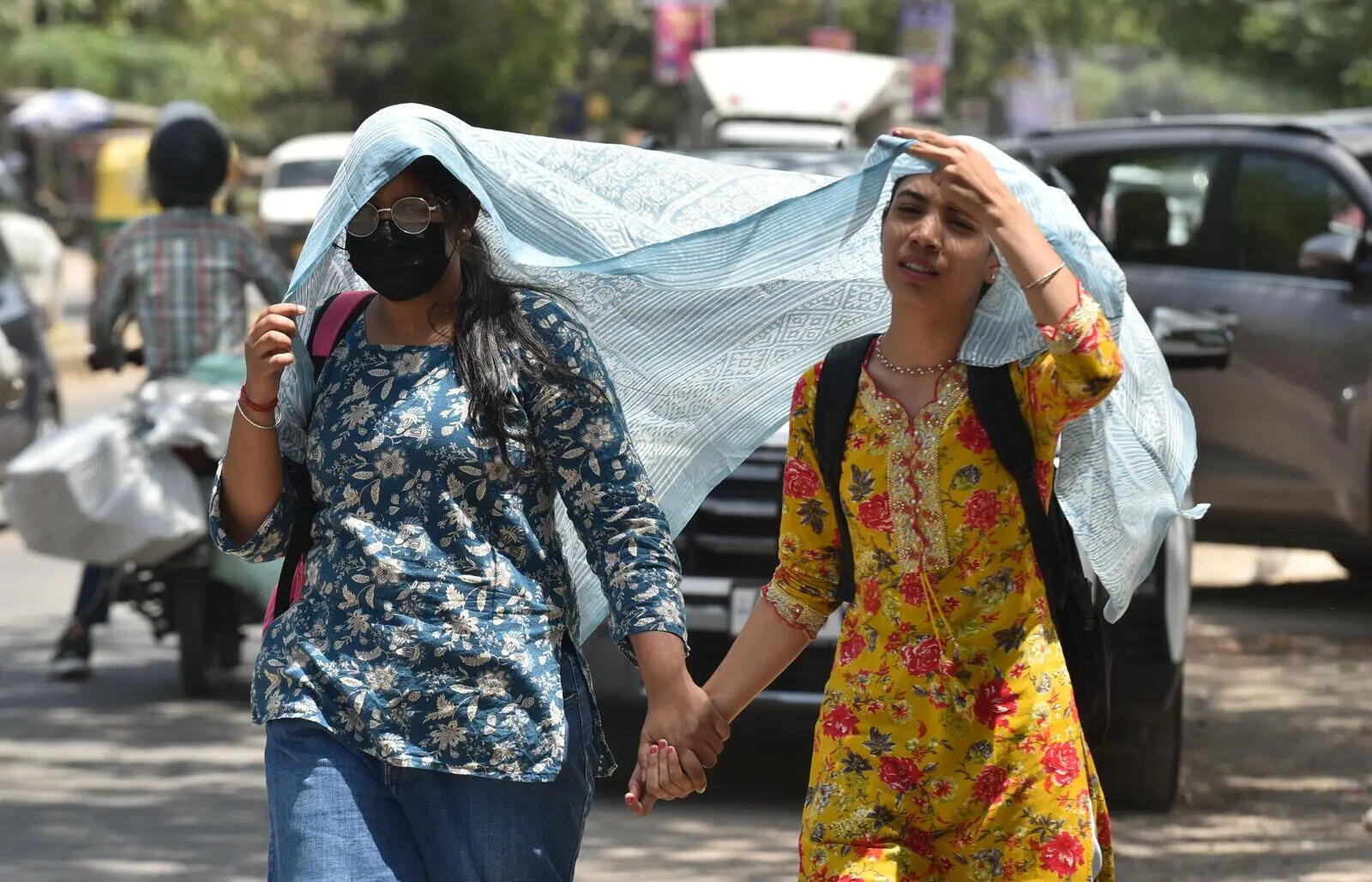 Gurgaon swelters at 38&deg;C, but rain and gusty winds likely