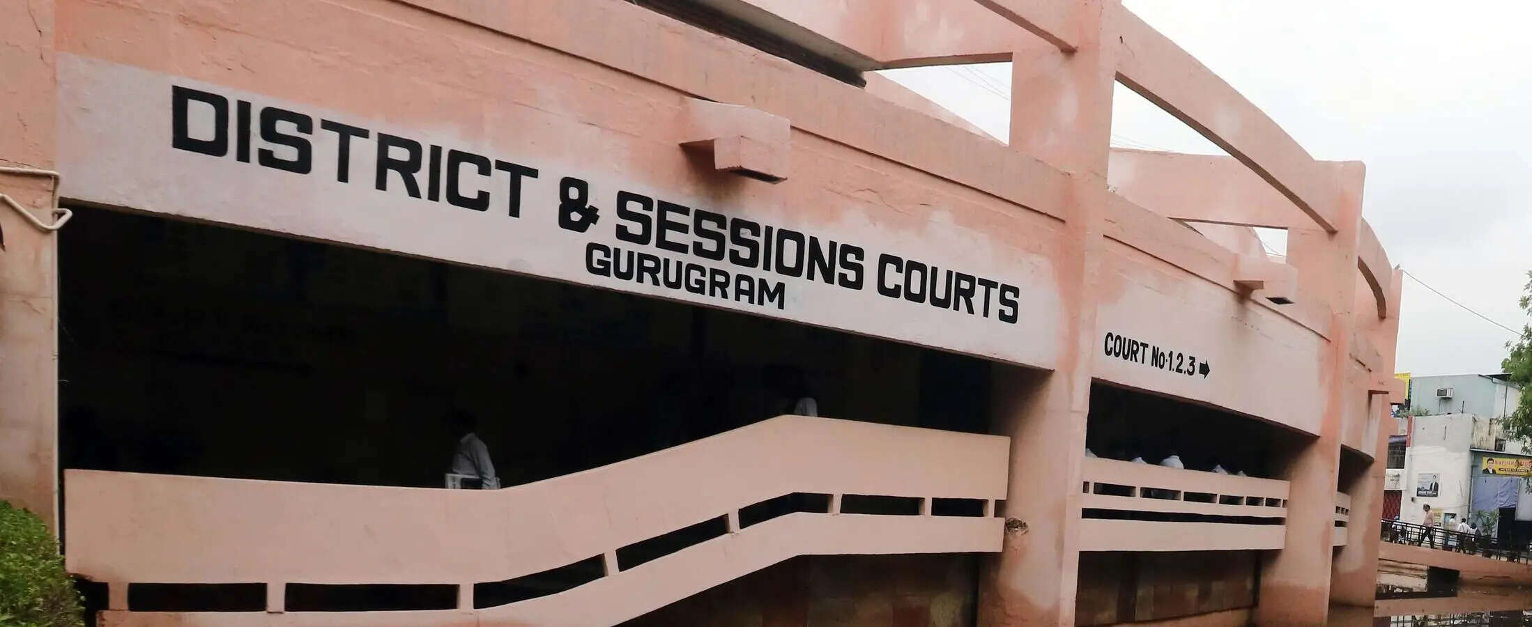 Lawyer accuses 2 officers of violating MV Act for not renewing his petrol car&rsquo;s regn, court serves them notice