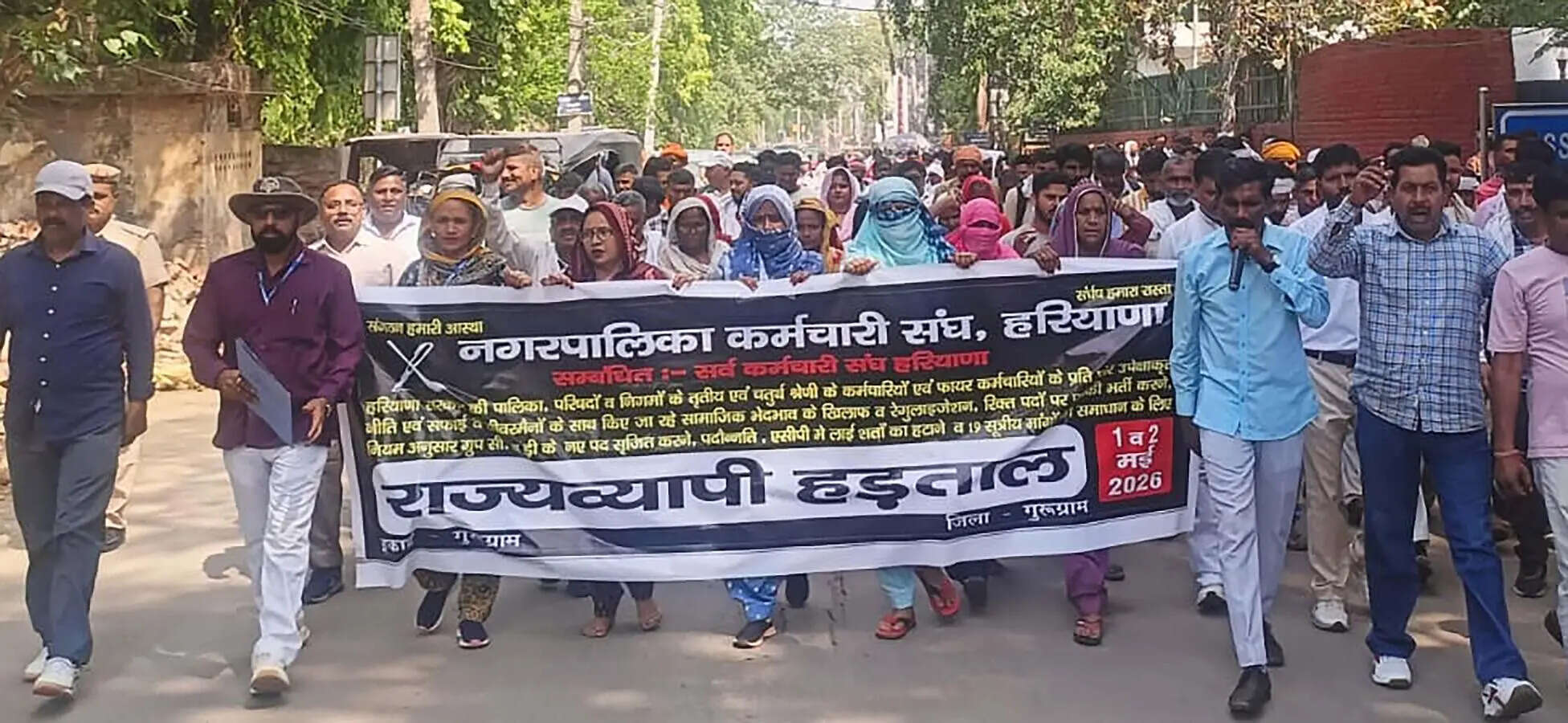Safai workers go on strike till May 7, garbage mounts, road sweeping hit