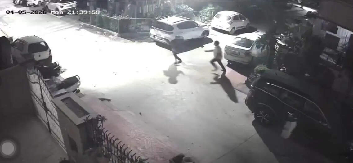 Two rob businessman of Rs 11 lakh at gunpoint outside his home in Gurgaon