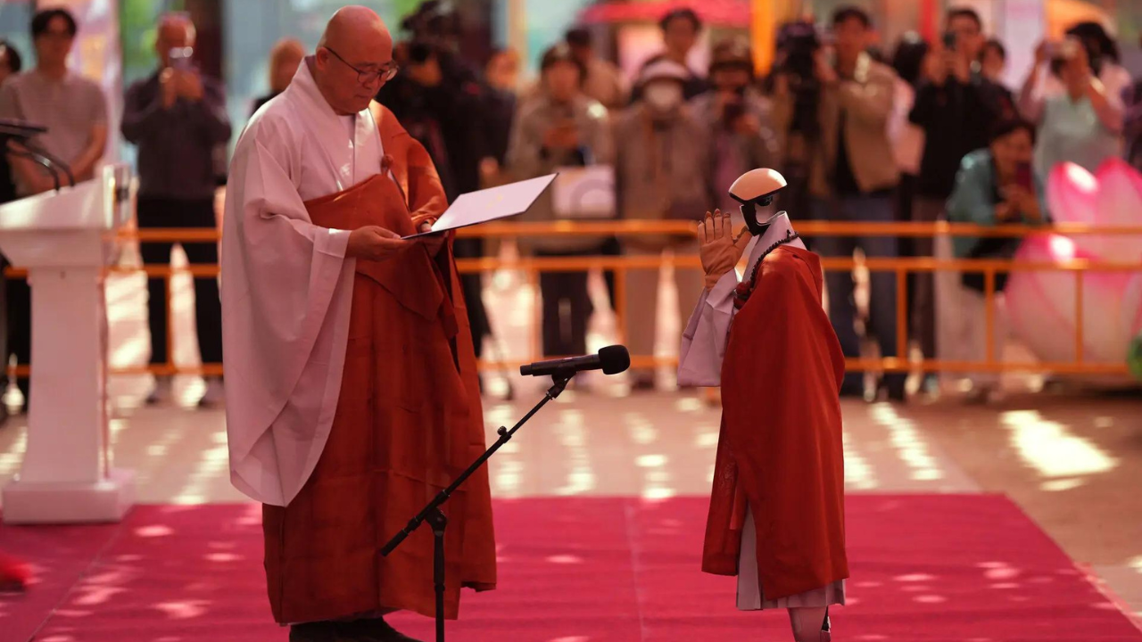 🤖&#55358Bot-hisattva: South Korean Humanoid Monk Makes History In Sacred Buddhist Rite