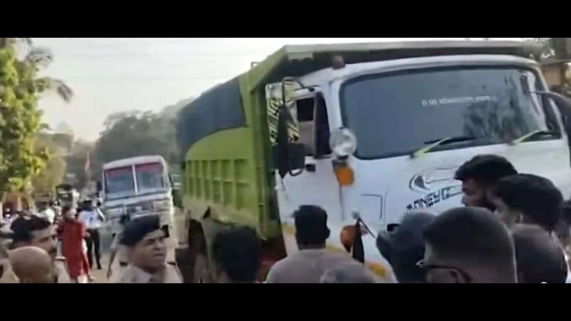 &lsquo;Unsafe&rsquo; transport of toxic waste from Cuncolim estate irks Curchorem locals