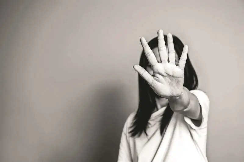 Shopkeeper molests girl, arrested