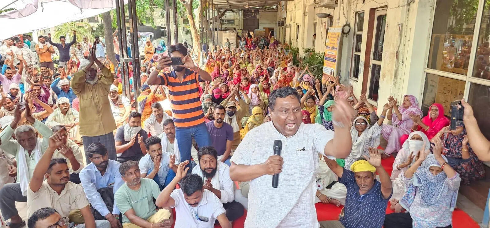 MCG sanitation workers extend strike till May 11, block garbage collection
