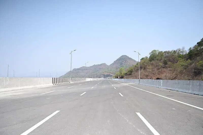Close shave for PMPML CMD on expressway
