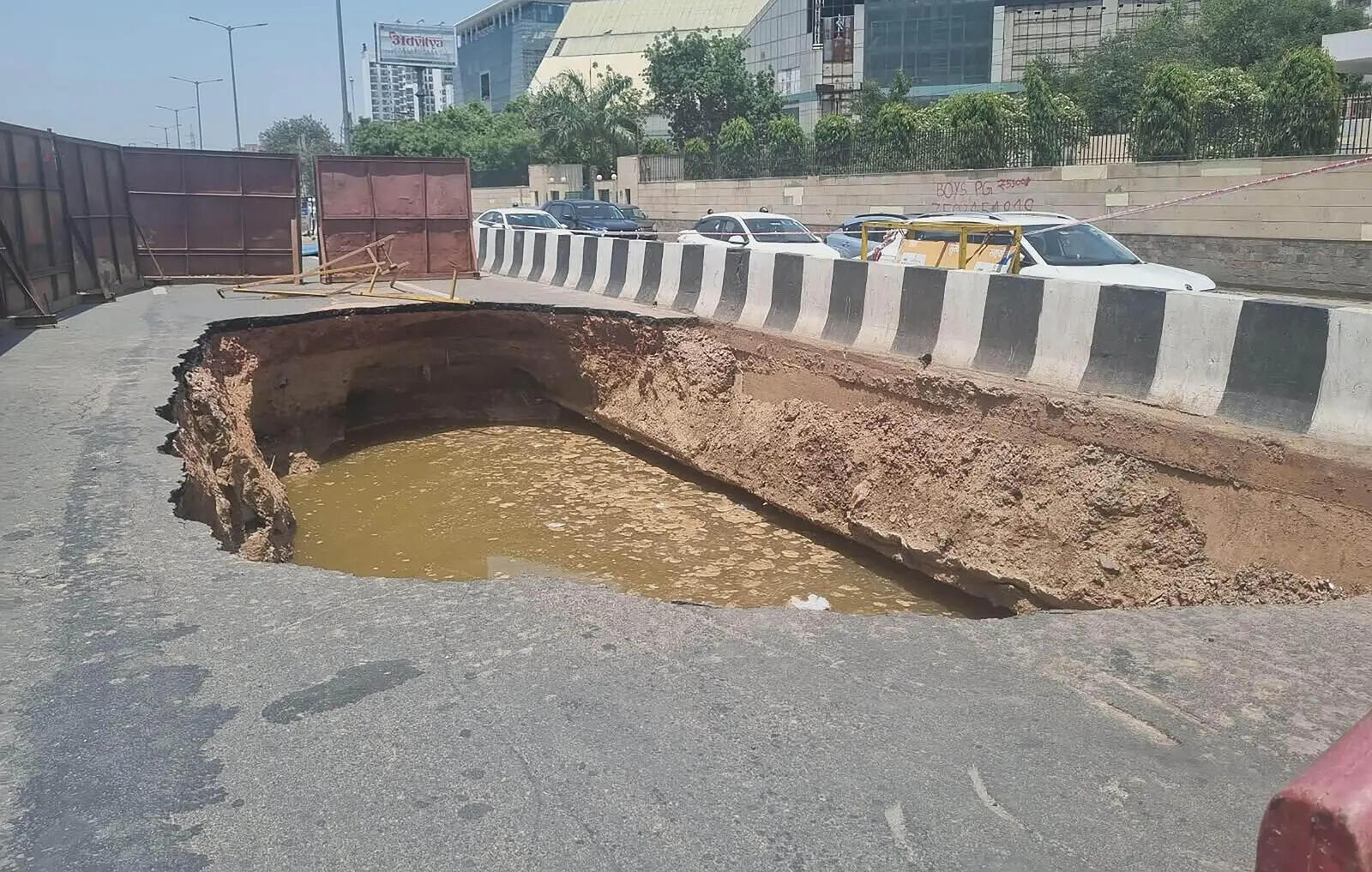 2 days on, Sohna highway sinkhole widens, cracks appear on carriageway and service road