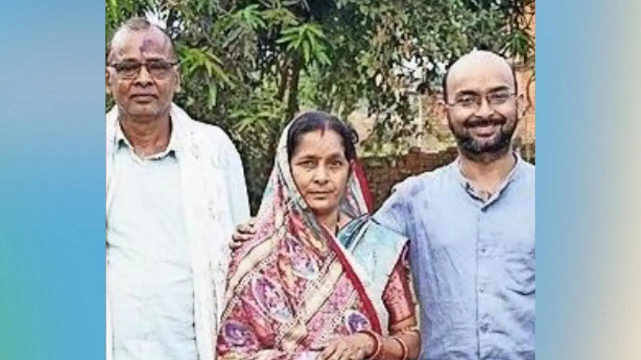 Boy who picked tendu patta back in forest as IFoS officer