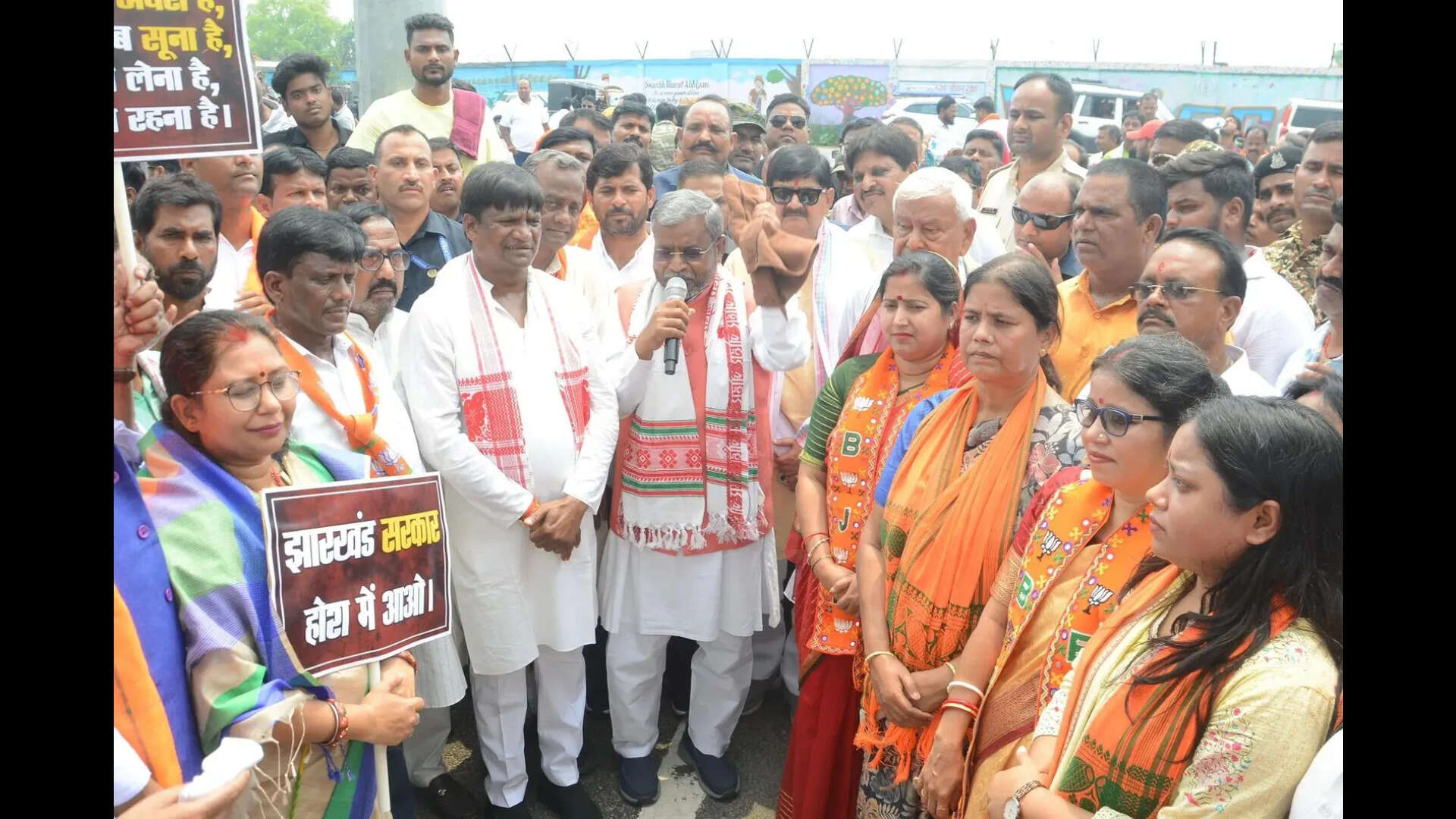 BJP stages stir  over power, water crisis in Dhanbad