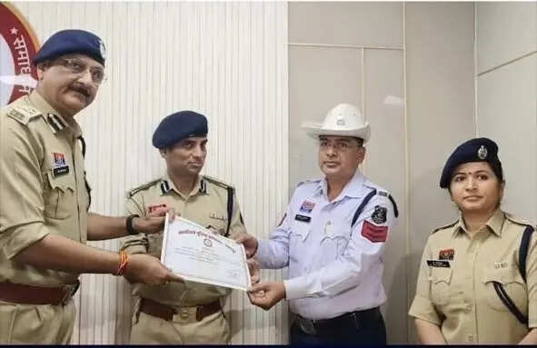 Raipur traffic cop who helped differently-abled man gets felicitated