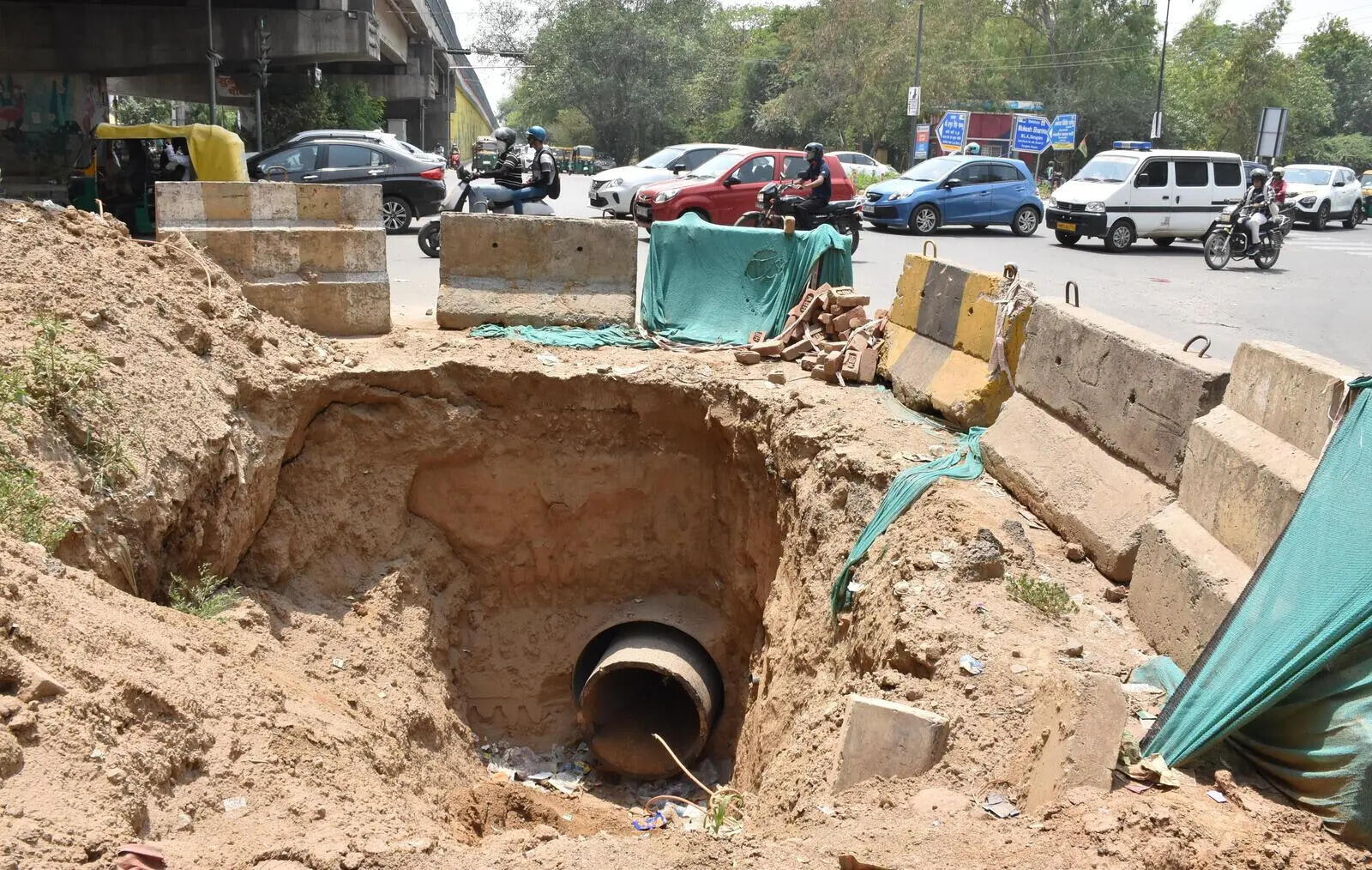 Water pipe breach causes road cave-in near Sukhrali flyover in Gurgaon, repairs under way