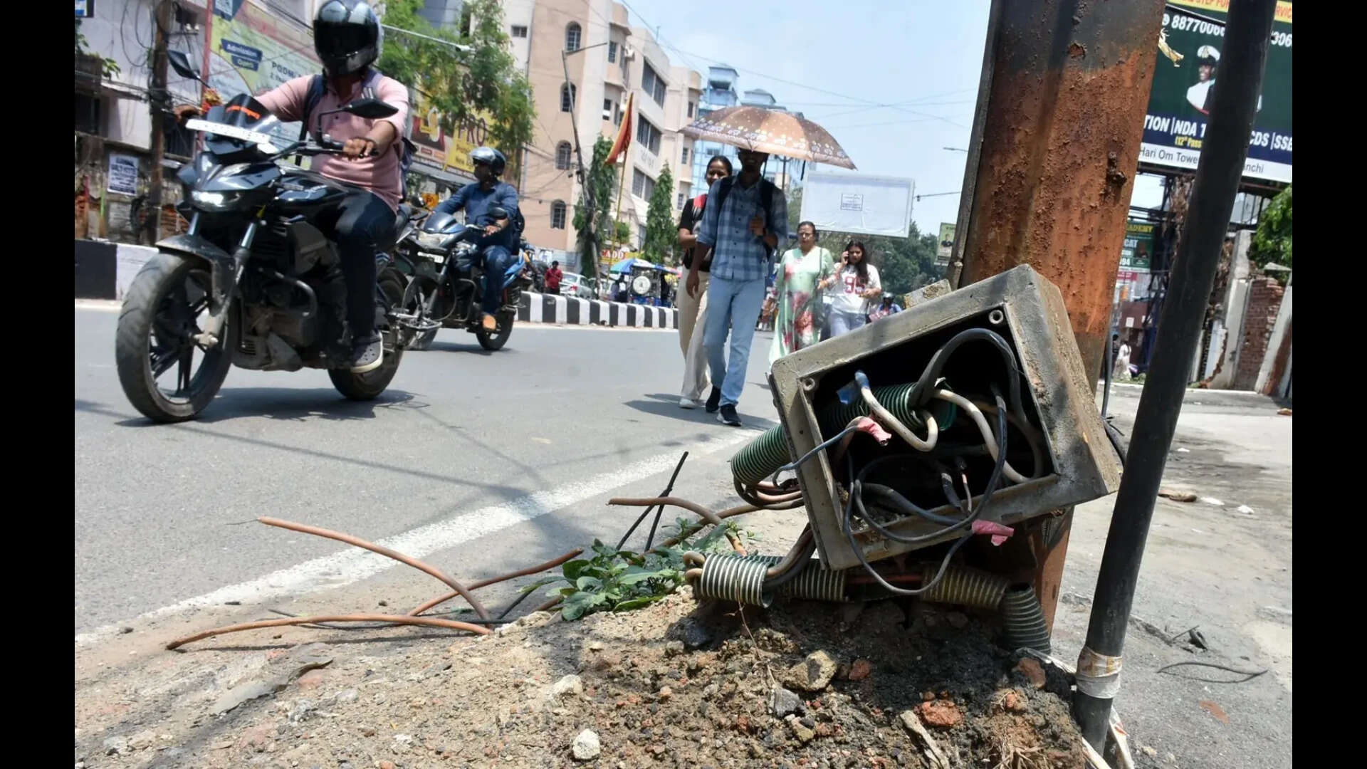 Exposed wires threaten safety: Open junction boxes on city light posts pose electrocution risk; Residents urge for urgent repairs and underground cabling