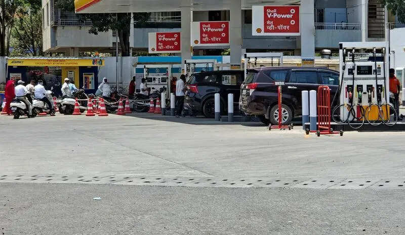 Petrol, diesel sales surge by 20% amid price hike fear, PM&rsquo;s announcement