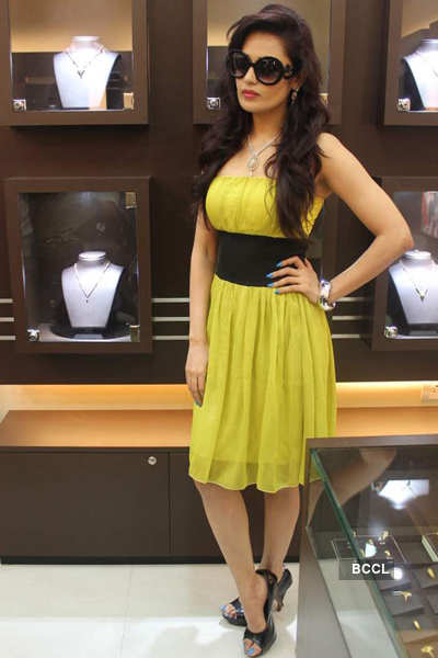 Yuvika Chaudhary @ D'damas store
