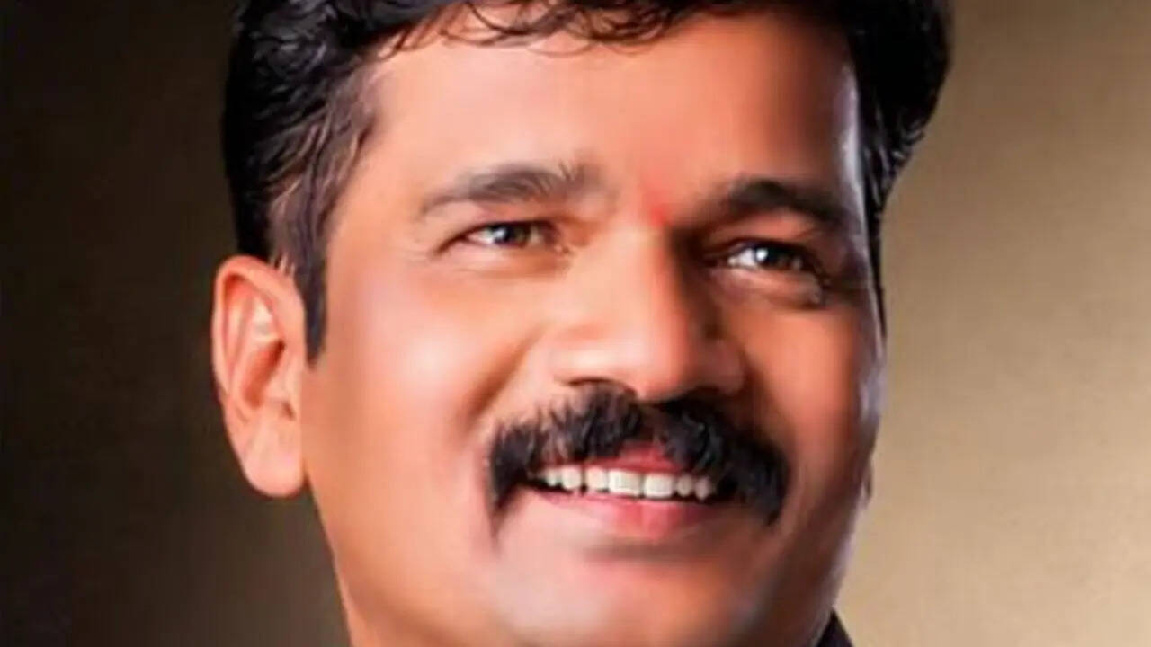 RPI(Athavale) leader stabbed to death at Pune bar