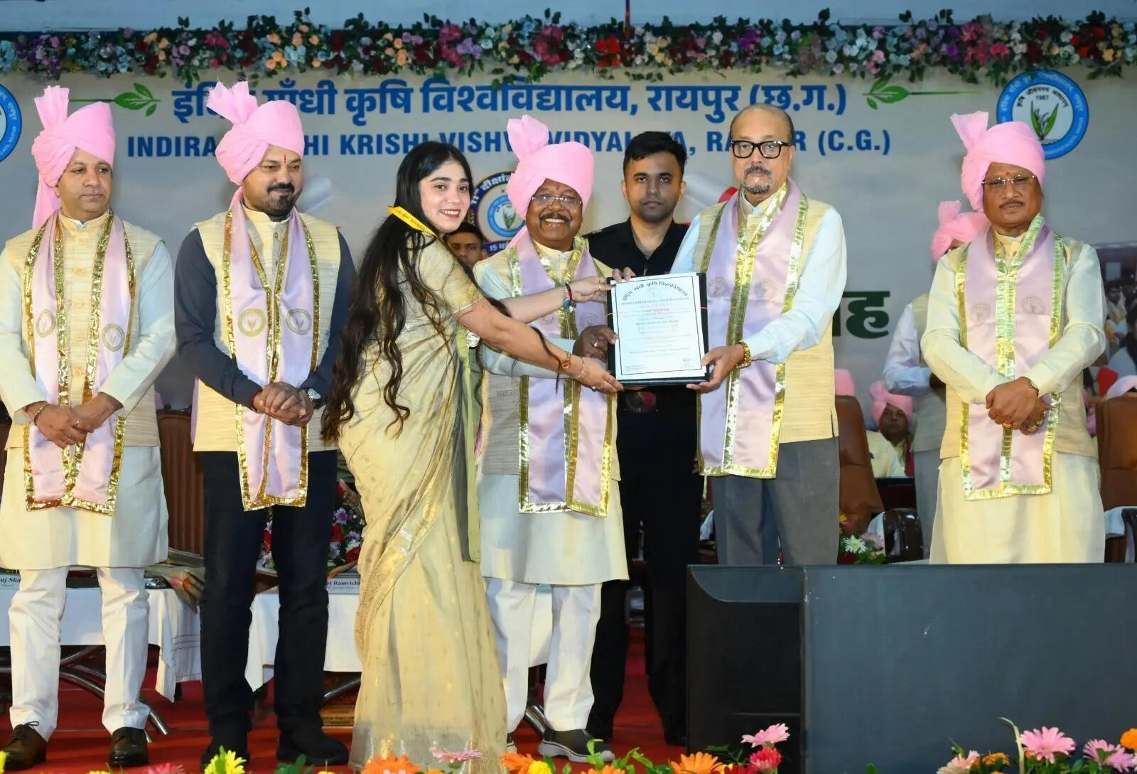 Governor highlights innovation at IGKV convocation