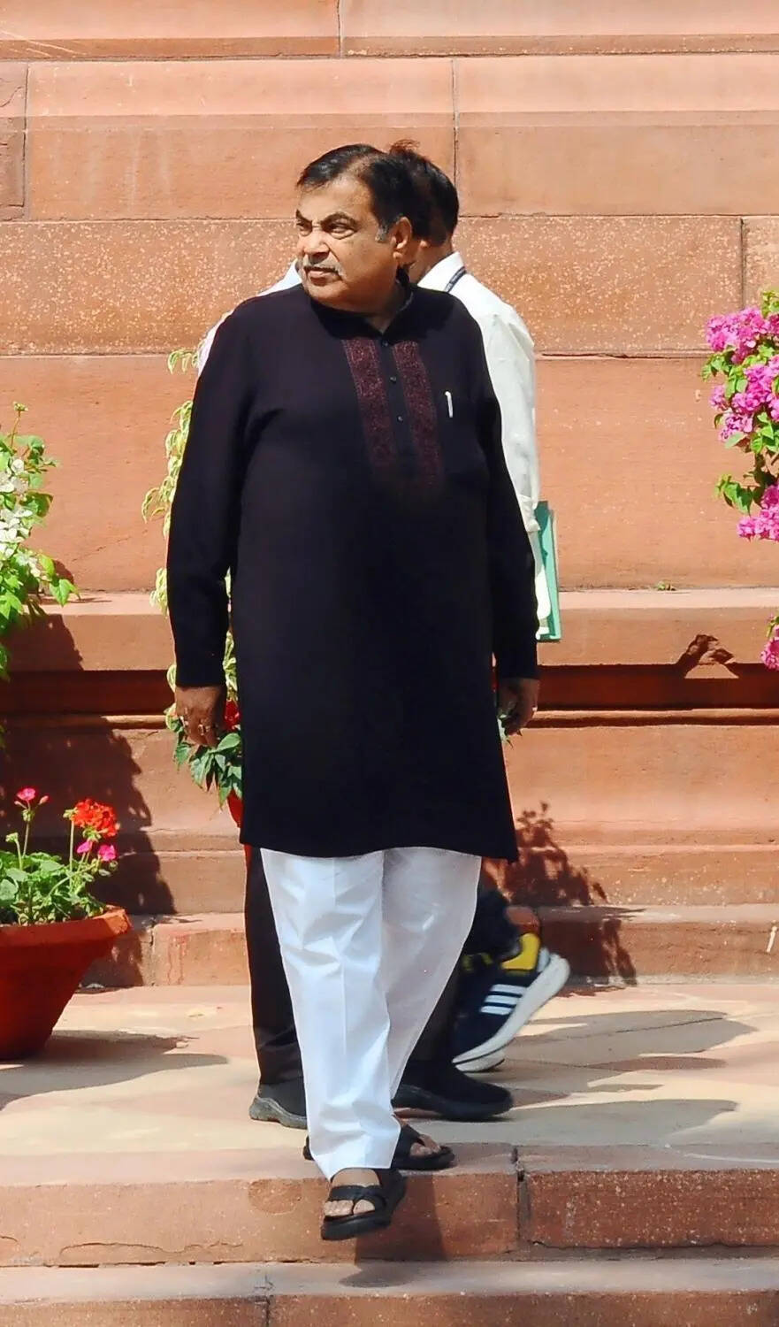 Future of sugar industries not so bright; sugar mill owners should get into energy generation for revenue: Gadkari