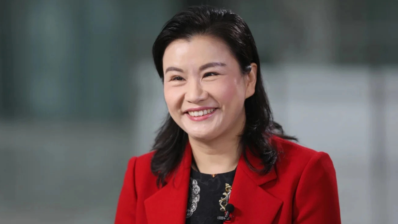 Meet Zhou Qunfei: Once she worked in a glass factory, now she runs a $26 billion company and sits alongside Elon Musk and Tim Cook at China&rsquo;s state dinner