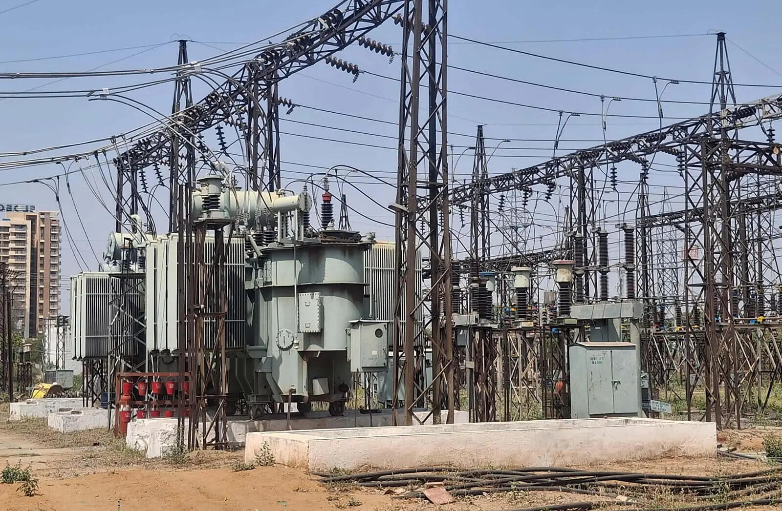 As Gurgaon sizzles at 44&deg;C, heat and tempers rise over long outages