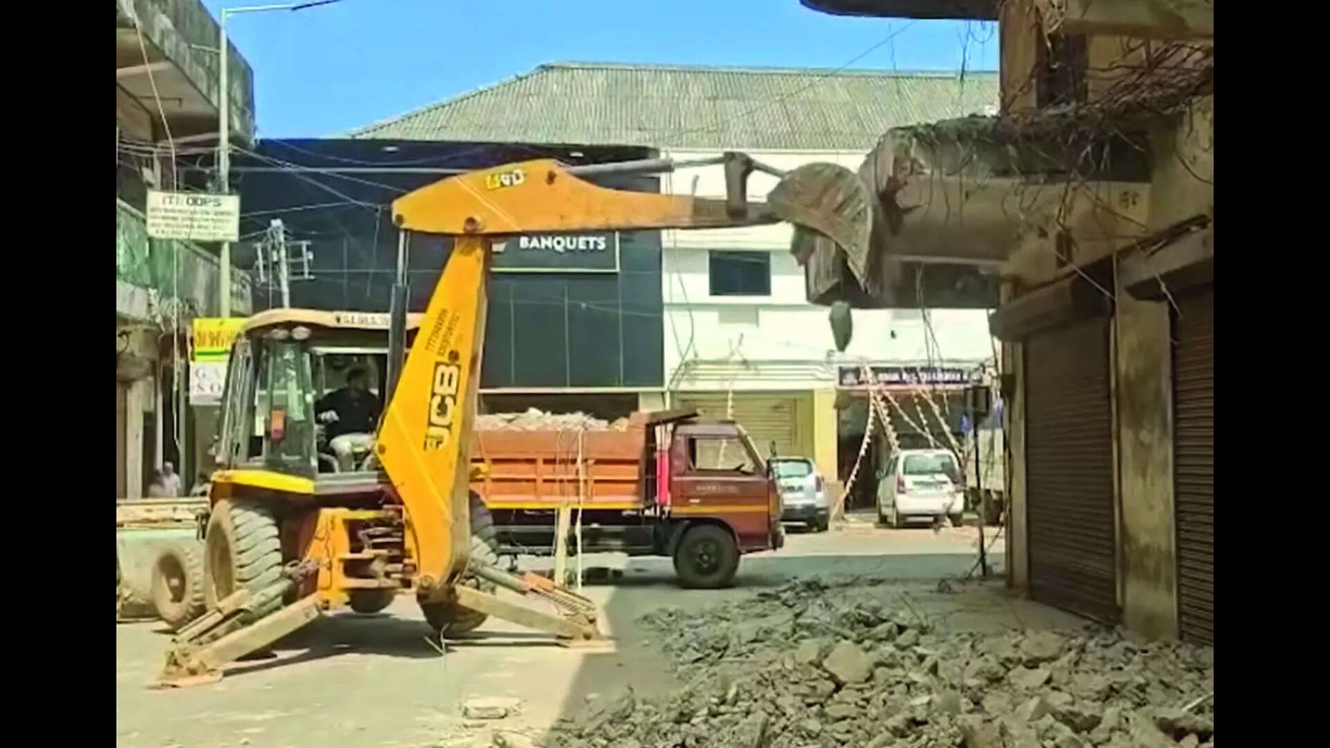 Dangerous parts of Margao building demolished by PWD
