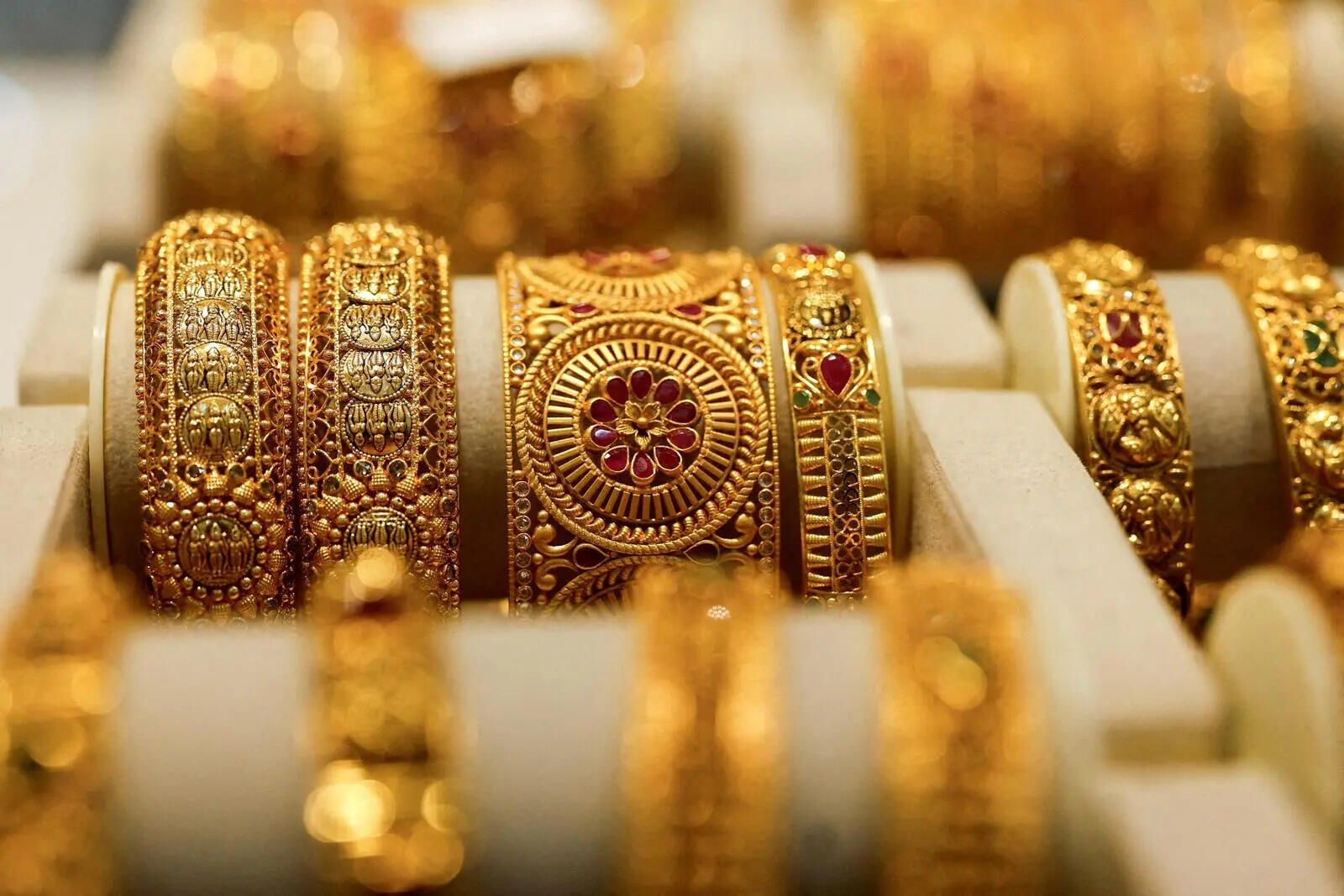 Woman loses gold jewellery worth ₹1.8L after she tries to help boy