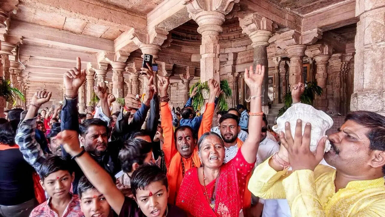 Hindu devotees throng Bhojshala, no namaz on 1st Friday since HC verdict; Muslims sport black bands