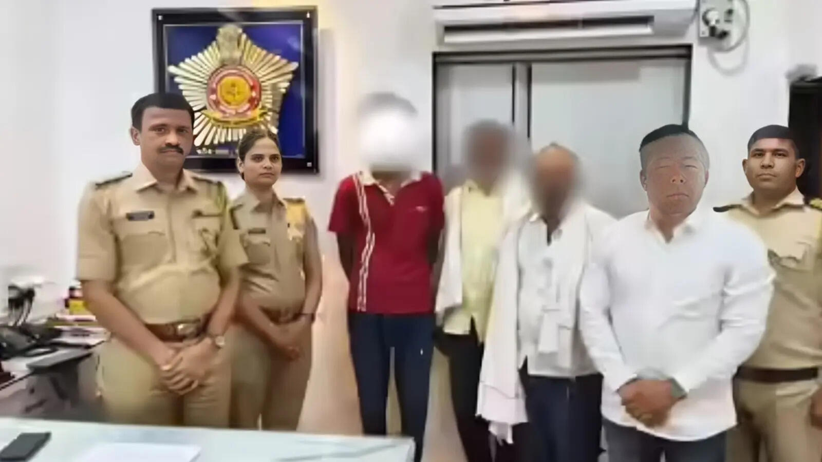 मुंबई की सड़कों पर भीख मांग रहा था मेडिकल छात्र, पुलिस ने पिता से मिलाया, बेटे की हालत देख देख फूट-फूट कर रोया