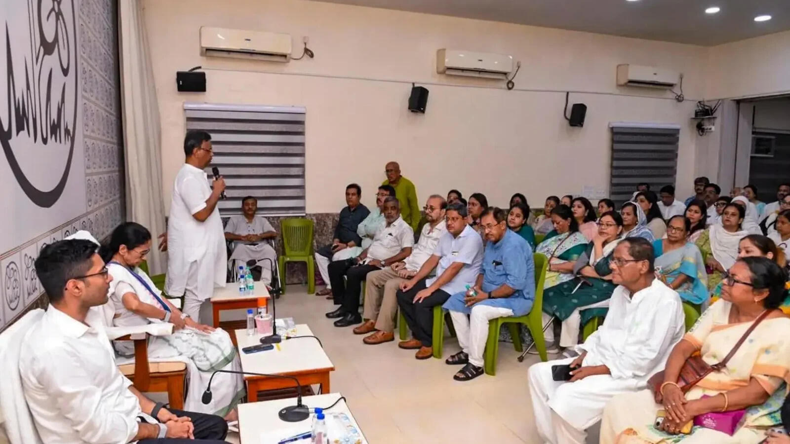 भतीजे अभिषेक को नोटिस मुद्दे पर ममता बनर्जी ने बुलाई कोलकाता के TMC पार्षदों की बैठक, 136 में महज 86 ही पहुंचे