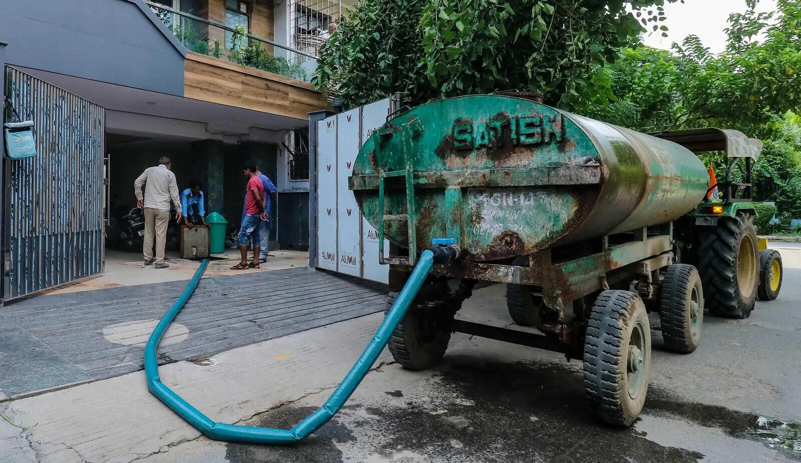 Taps sputter, tempers rise amid blazing heat, erratic water supply hits 50 homes in Gurgaon Sector 28
