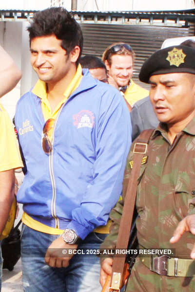 CSK players at airport