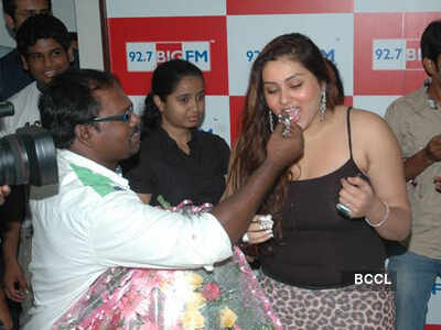 Namitha celebrates her b'day