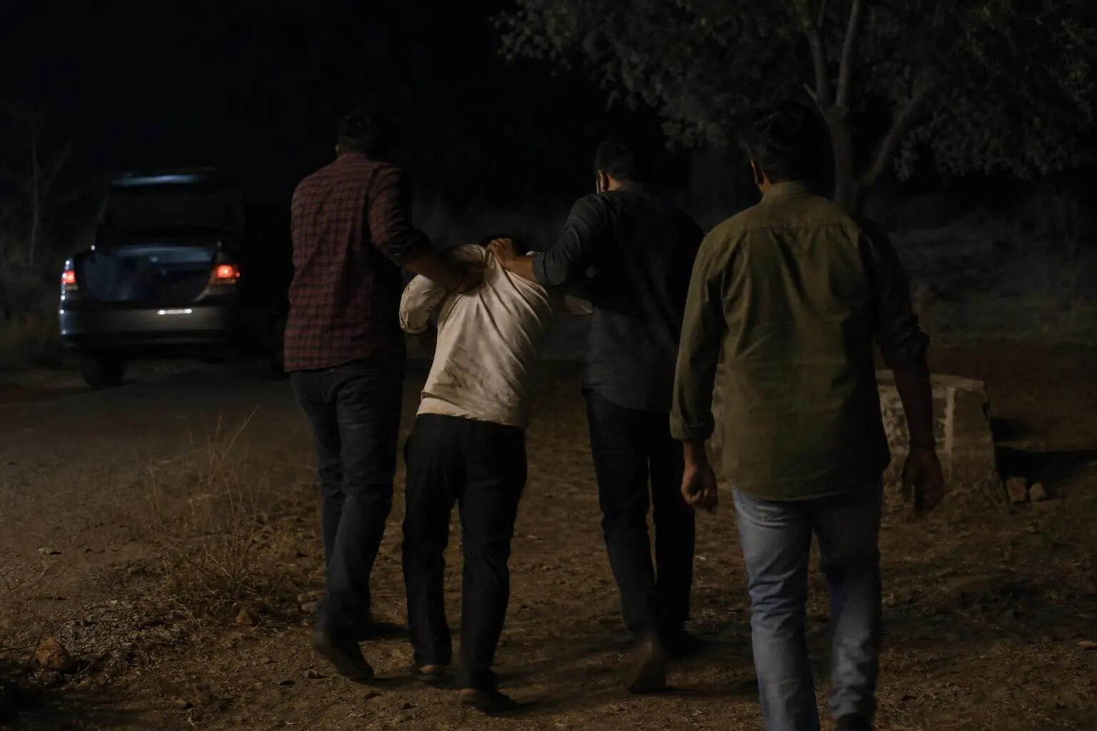 Three try to kill man for dispute over showing respect to the dead; nabbed