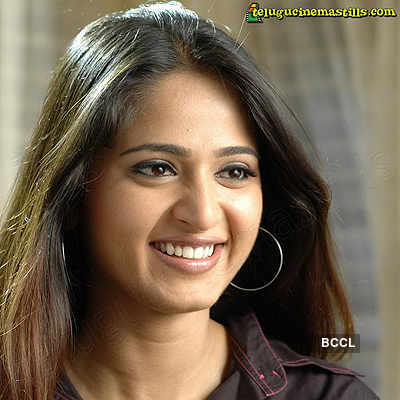 Anushka Shetty Looks Stunning As She Poses For The Cameras.