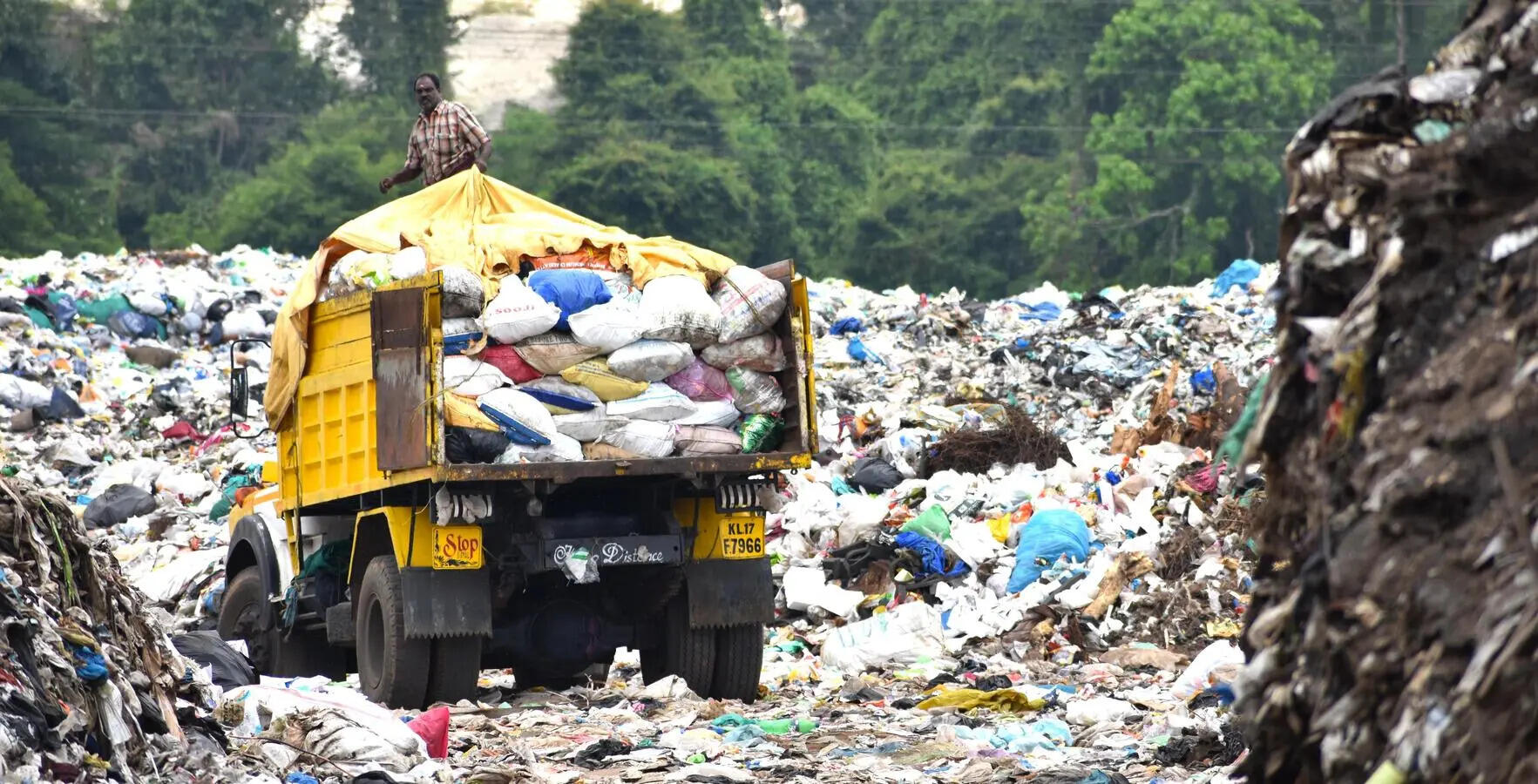 GPS failure on PMC&rsquo;s garbage transport fleet raises concerns of trash tracking, illegal dumping