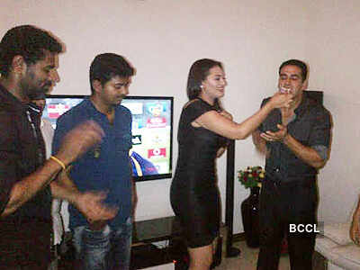 SRK, Akshay @ Prabhu Deva's bash