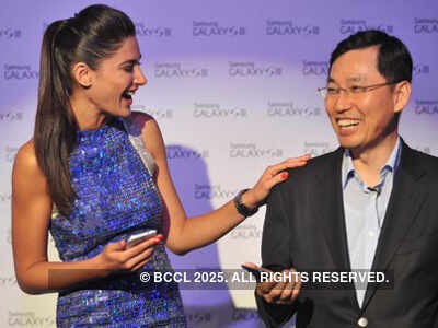 Nargis @ Samsung Galaxy SIII launch