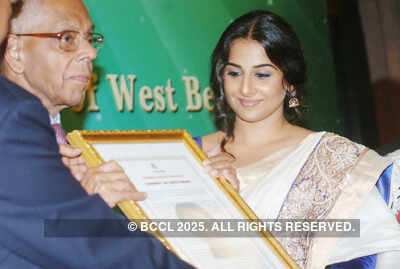 Vidya Balan receives Prabha Khaitan Puraskar