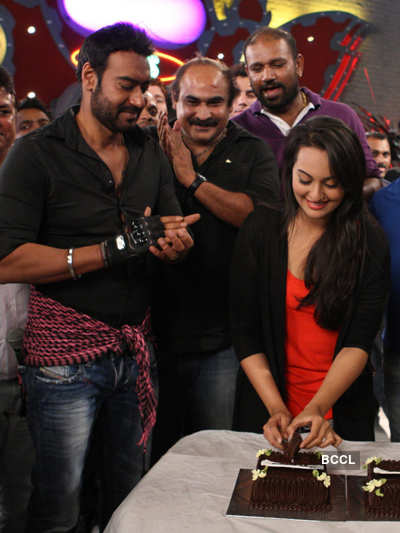 Sonakshi's b'day party on sets