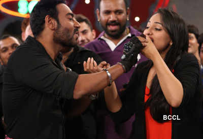 Sonakshi's b'day party on sets