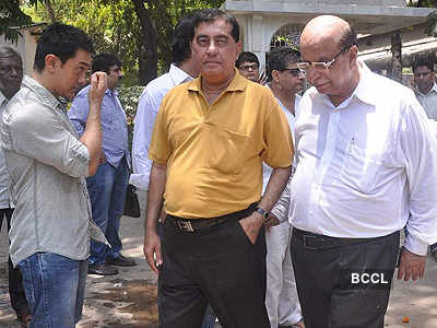 Celebs attend Hirani's father's funeral