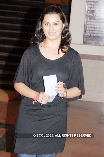 Gujrati Play: 'Ek Bijane Nadta Rahiye'