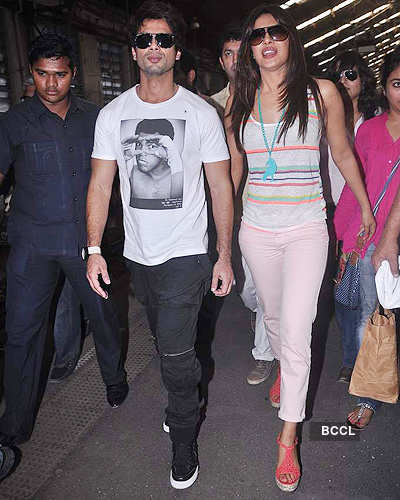 Shahid Kapoor And Priyanka Chopra At Marine Lines Station In Mumbai To 