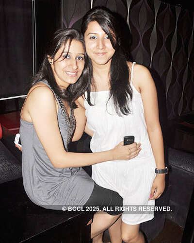 Naysa performs @ Reverb