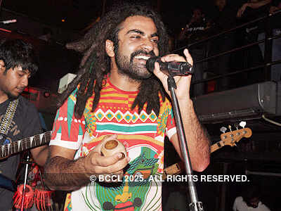 Naysa performs @ Reverb