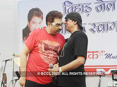 Kumar Sanu performs in Tihar Jail