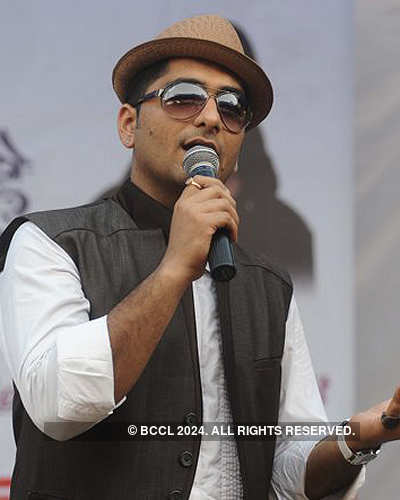 Kumar Sanu performs in Tihar Jail