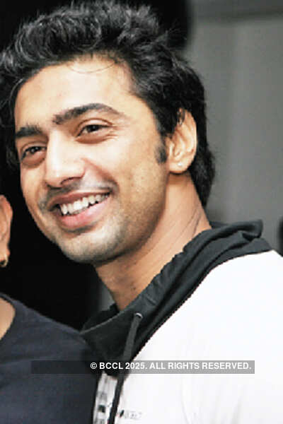 Celebs @ Parambrata's b-day bash 