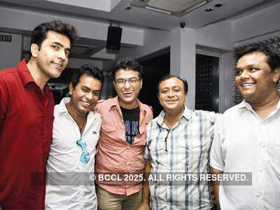 Celebs @ Parambrata's b-day bash 