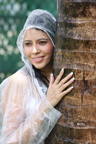 Rozlyn Khan gets dirty in rain!